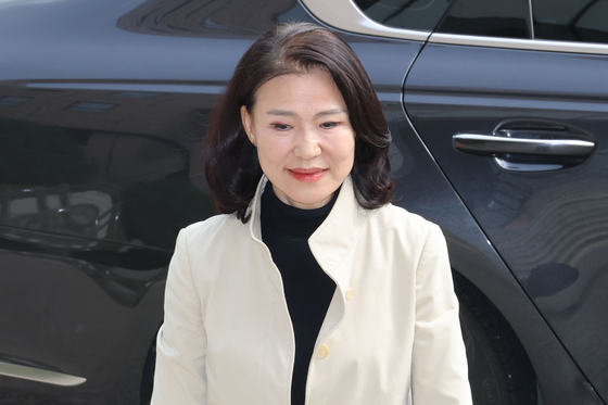 이진숙 전 방송통신위원장이 지난 9월 30일 경기도 정부과천청사 방송통신위원회로 출근하고 있다. 정부는 이날 이재명 대통령 주재로 열린 국무회의에서 2008년 출범한 방송통신위원회를 폐지하고 방송미디어통신위를 설치하는 내용을 골자로 하는 방송미디어통신위원회 설치법을 의결했다. 이에 따라 이진숙 방통위원장은 자동 면직됐다. 뉴스1