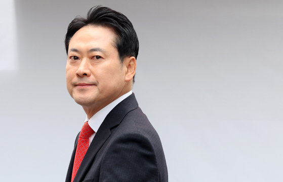 국민의힘 장동혁 대표가 지난달 30일 강원 춘천시청 인근에서 열린 민생회복 법치수호 국민대회에서 발언하기 위해 단상에 오르고 있다. 연합뉴스