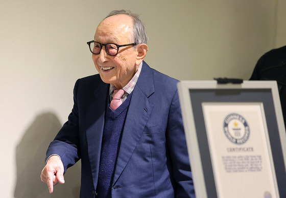 김형석 연세대학교 명예교수가 지난달 12일 서울 중구 달개비에서 열린 '김형석, 백 년의 유산' 출간 기자간담회에 참석하고 있다. 김 교수는 이 책으로 지난해 9월 '세계 최고령 저자'로 기네스북에 올랐다. 뉴스1