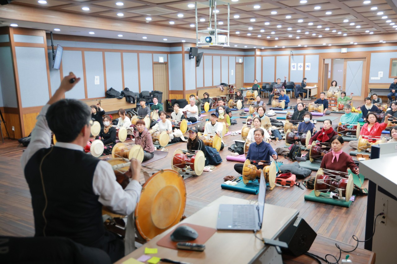 원광디지털대 전통공연예술학과 삼도설장고 특강에 참여하는 학생들