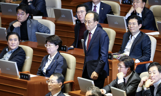 추경호 전 원내대표가 11월 27일 자신의 체포동의안에 대한 신상발언을 위해 발언대로 가고 있다. 김성룡 기자