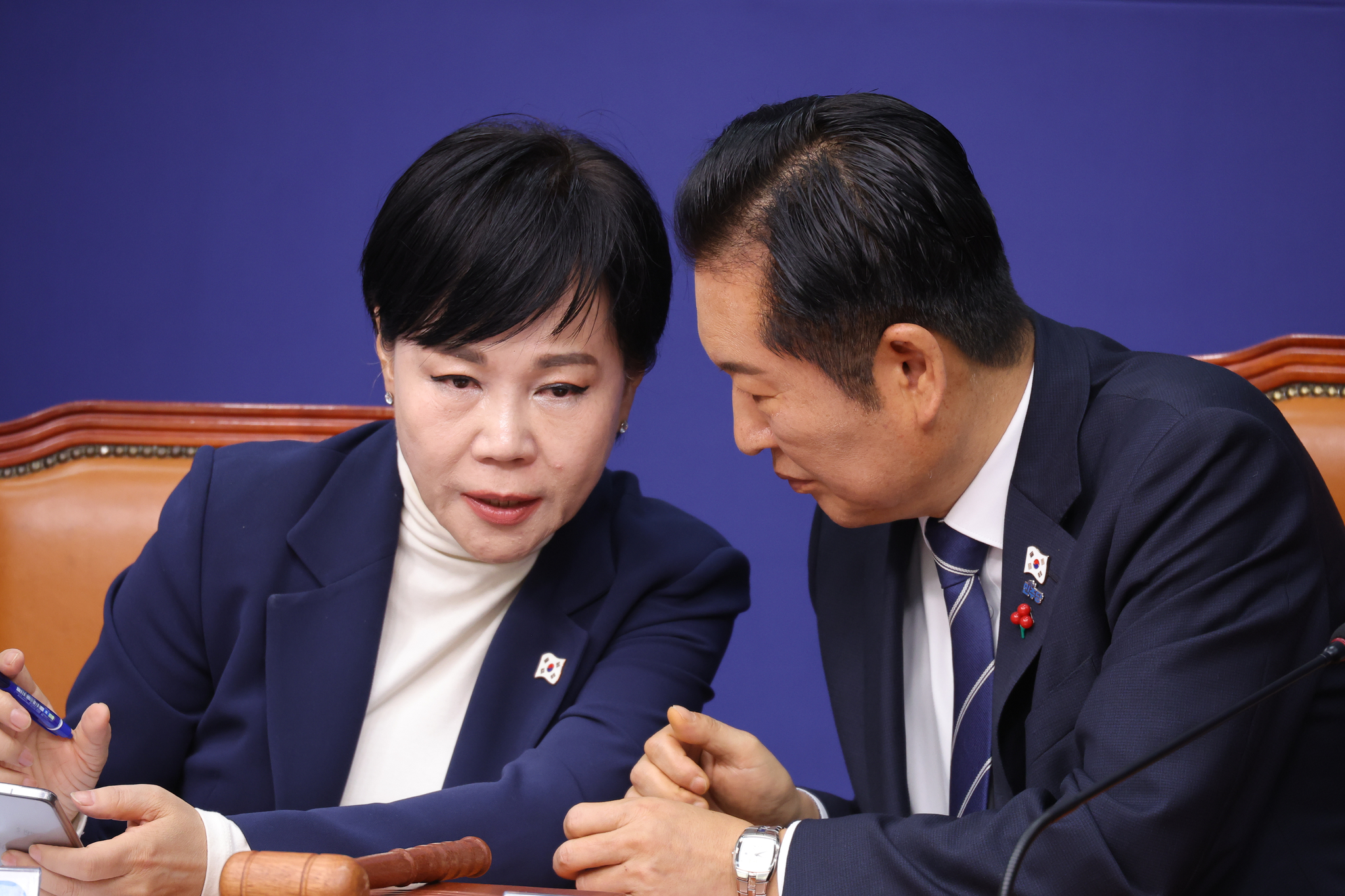 더불어민주당 정청래 대표와 전현희 최고위원이 1일 서울 여의도 국회에서 열린 최고위원회의에서 대화하고 있다. 연합뉴스