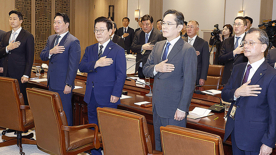 이재명 대통령이 16일 서울 용산 대통령실에서 한미 관세협상 후속 관련 민관 합동회의에서 국민의례를 하고 있다. 이 날 회의에는 이재용 삼성전자 회장과 최태원 SK그룹 회장, 정의선 현대자동차 그룹 회장, 구광모 LG그룹 회장, 정기선 HD현대 회장, 서정진 셀트리온 회장, 여승주 한화그룹 부회장 등 기업인 7명이 참석했다. 대통령실사진기자단
