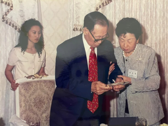 김인자가 고(故) 정주영 현대그룹 창업회장과 지역사회교육운동을 함께 할 당시 모습. 사진 김인자