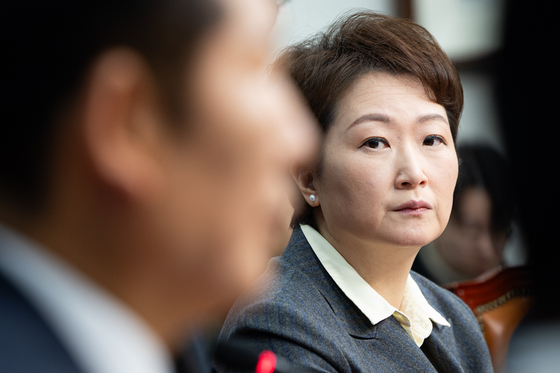 이언주 더불어민주당 최고위원이 28일 서울 여의도 국회에서 열린 최고위원회의에서 모두 발언하는 정청래 대표를 바라보고 있다. 뉴스1