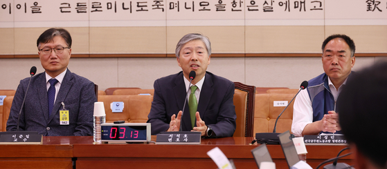 지난 5월 14일 국회에서 열린 법제사법위원회의 조희대 대법원장 등 사법부의 대선개입 의혹 진상규명 청문회에서 증인으로 출석한 서석호 변호사(가운데)가 질의에 답변하고 있다. 연합뉴스 