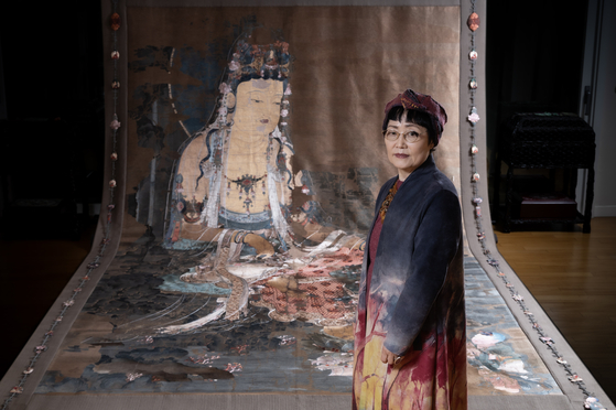 손인숙 작가가 세로 4m 규모의 '고려 수월관음도' 작품 앞에서 포즈를 취했다. 일본 가가미진자에 소장된 14세기 불화를 옮긴 작품으로 4~5명의 자수 장인들과 힘을 합쳐 6~7년에 걸쳐 완성했다. 권혁재 사진전문기자.