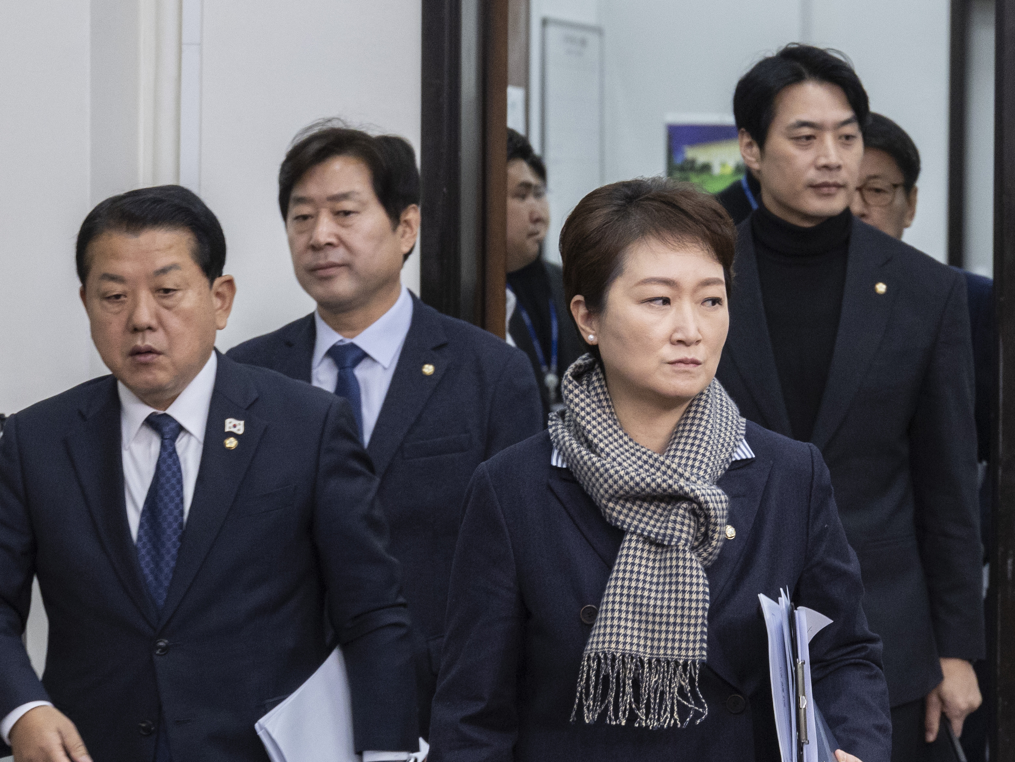 더불어민주당 이언주(앞줄 오른쪽부터 시계방향), 김병주, 황명선, 한준호 최고위원이 지난달 24일 국회에서 열린 최고위원회의에 입장하고 있다. 연합뉴스