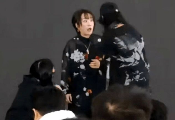 일본 가수 오쓰키 마키가 지난달 28일(현지시간) 중국에서 공연하던 중 저지당했다. [사진 X 캡처]