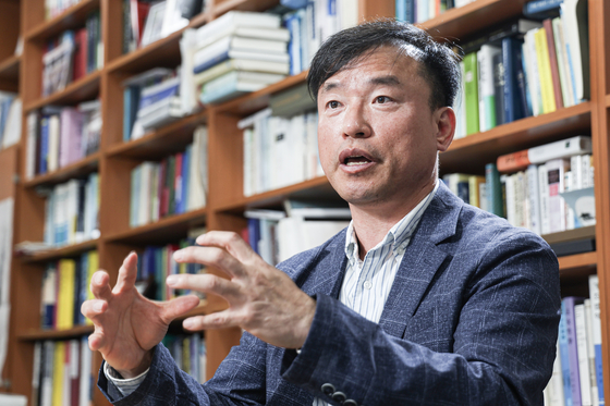 합의제 기구인 방송미디어통신위원회의 첫 위원장 후보자로 지명된 김종철 연세대학교 법학전문대학원 교수의 첫 난제는 YTN 해법이 될 전망이다. 사진은 김 교수가 지난해 4월 서울 서대문구 연세대 연구실에서 중앙일보와 인터뷰하는 모습. 김경록 기자.