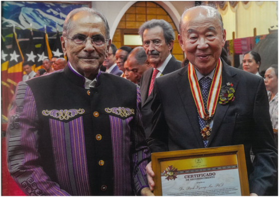 동티모르 대통령에게 국민대훈장을 받은 박경서 전 대한적십자사 총재(오른쪽). [사진 박경서]