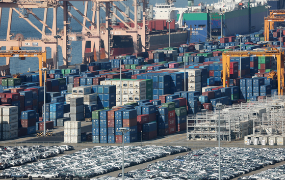 지난 14일 경기 평택시 포승읍 평택항에 수출용 컨테이너들이 쌓여있다. 뉴스1