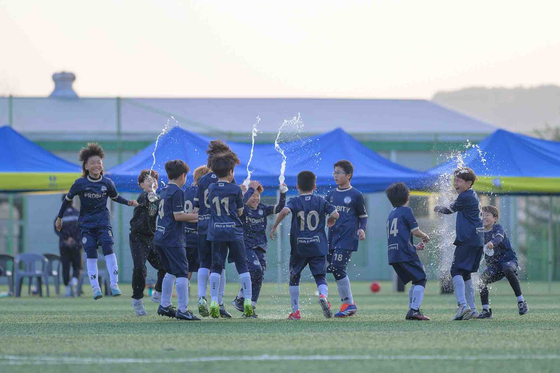 우승을 확정지은 직후 환호하는 청주프로비티 선수들. 사진 한국유소년축구협회