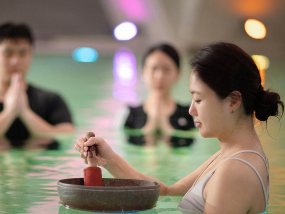 수치료 중인 관광객. [사진 제주관광공사]