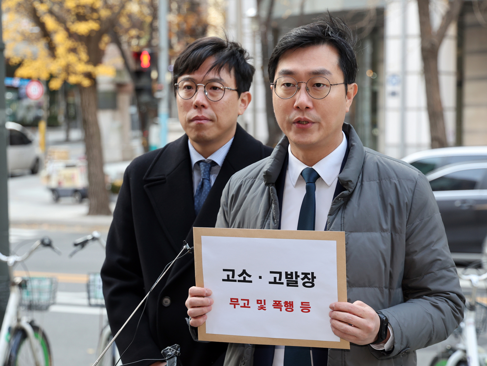 장경태 더불어민주당 의원이 2일 오전 서울 종로구 서울경찰청 민원실에서 자신을 성추행 의혹으로 고발한 고소인을 무고 및 폭행 등으로 고소·고발 전 입장을 밝히고 있다. 뉴스1