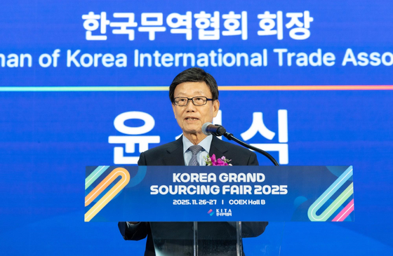 한국무역협회는 26일과 27일 양일간 서울 강남구 삼성동 코엑스에서 ‘제18회 코리아 그랜드 소싱페어’를 개최한다고 밝혔다. 사진은 개회사하는 윤진식 한국무역협회 회장의 모습. 사진 한국무역협회