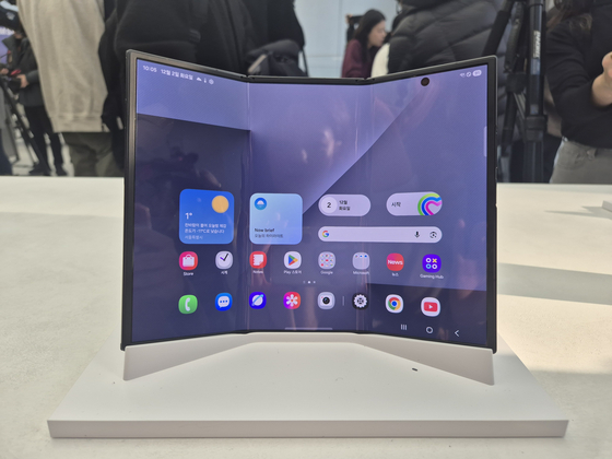 삼성전자가 2일 공개한 두 번 접는 스마트폰 '갤럭시 Z 트라이폴드(Galaxy Z TriFold)' 모습. 이우림 기자