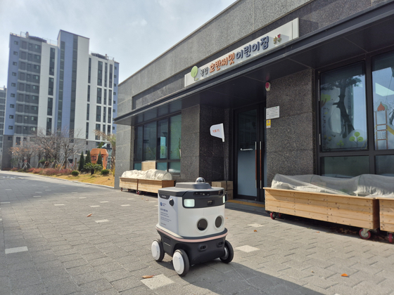 아파트 순찰용 방범 로봇. 김민주 기자