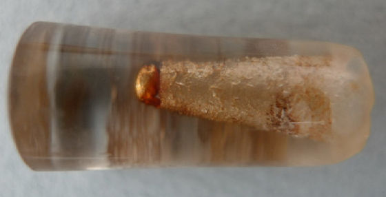 홈이 파인 수정 축수와 그 안에 들어 있는 사리. 사진 리움미술관