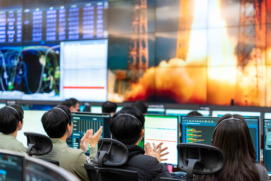 2일 대전 한국항공우주연구원 위성종합관제실에서 연구진들이 다목적실용위성 '아리랑' 7호의 발사를 축하하는 박수를 치고있다. 사진 한국항공우주연구원