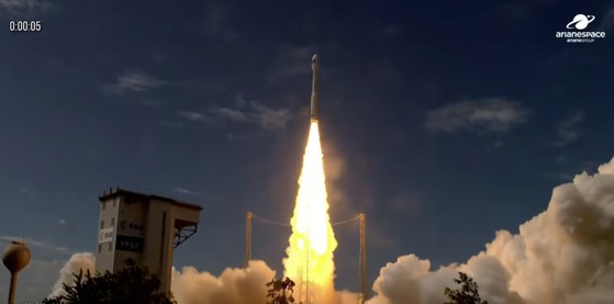 아리랑 7호가 2일 오전 2시 21분(한국시간) 남미 프랑스령 기아나 쿠루 기아나우주센터에서 아리안스페이스 베가-C에 탑재돼 발사되고 있다. 사진 아리안스페이스 유튜브 화면 캡쳐.