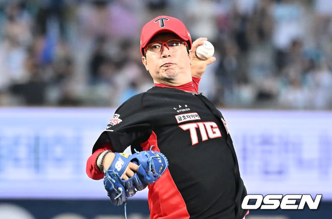 [OSEN=창원, 이석우 기자] 7일 창원NC파크에서 2025 신한 SOL 뱅크 KBO 리그 NC 다이노스와 KIA 타이거즈의 경기가 열렸다. 홈팀 NC는 구창모가, 방문팀 KIA는 양현종이 선발 출전했다. KIA 타이거즈 선발투수 양현종이 역투하고 있다. 2025.09.07 / foto0307@osen.co.kr