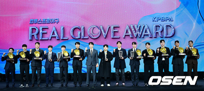 [OSEN=최규한 기자] 1일 오전 서울 광장동 그랜드 워커힐 서울에서 ‘리얼 글러브 어워드’ 시상식이 열렸다.리얼글러브 어워드는 한국 프로야구 선수들이 직접 투표를 통해 동료 선수들의 활약을 평가하고 각 포지션별 최고의 선수를 선정하는 국내 유일의 선수 주도형 시상식이다.올해의 선수상 송성문을 비롯한 수상자들과 양현종 선수협 회장이  포즈를 취하고 있다. 2025.12.01 / dreamer@osen.co.kr
