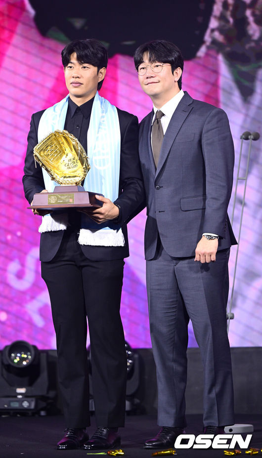 [OSEN=최규한 기자] 1일 오전 서울 광장동 그랜드 워커힐 서울에서 ‘리얼 글러브 어워드’ 시상식이 열렸다.리얼글러브 어워드는 한국 프로야구 선수들이 직접 투표를 통해 동료 선수들의 활약을 평가하고 각 포지션별 최고의 선수를 선정하는 국내 유일의 선수 주도형 시상식이다.올해의 선수상을 거머쥔 송성문이 양현종 선수협 회장에게 트로피를 받고 포즈를 취하고 있다. 2025.12.01 / dreamer@osen.co.kr