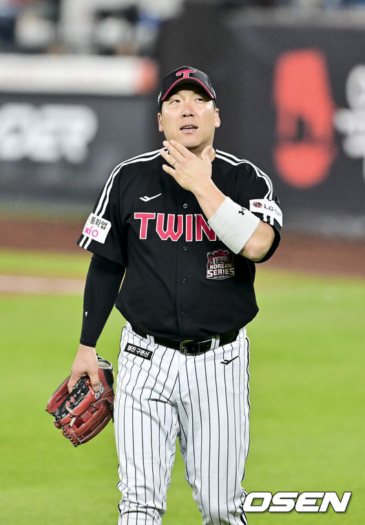 [OSEN=대전, 박준형 기자] 29일 대전시 중구 부사동 대전한화생명볼파크에서 2025 신한 SOL Bank KBO리그 포스트시즌 한국시리즈 3차전 한화 이글스와 LG 트윈스의 경기가 진행됐다.이날 경기에 한화는 폰세를, LG는 손주영을 선발투수로 내세웠다. 2회말 1사 1,2루 한화 최재훈의 안타때 김현수 좌익수가 포구 실책한뒤 아쉬워하고 있다  2025.10.29 / soul1014@osen.co.kr