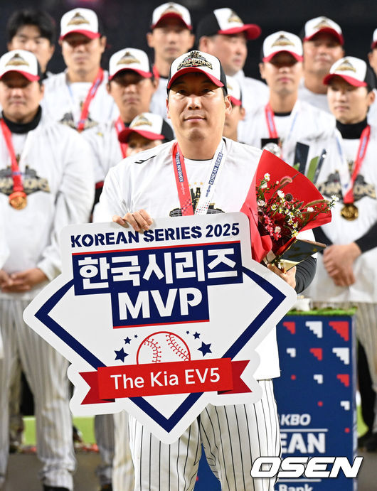 [OSEN=대전, 이대선 기자] 이변은 없었다. 2025시즌 우승팀은 무적 LG 트윈스다.프로야구 LG 트윈스는 31일 대전 한화생명볼파크에서 열린 2025 신한 SOL뱅크 KBO 한국시리즈(7전 4선승제) 한화 이글스와의 5차전에서 4-1로 승리했다.정규시즌 1위 LG는 시리즈 전적 4승 1패로 통합우승 금자탑을 쌓았다. LG의 통합우승은 1990년, 1994년, 2023년에 이은 통산 4번째로, 염경엽 감독은 2023년 부임 후 3년 사이 팀을 두 차례나 정상에올려놓는 위대한 업적을 달성했다. 2023년 1위, 2024년 3위, 2025년 1위로 KBO리그에 트윈스 왕조 시대를 활짝 열었다.반면 2위 한화는 플레이오프를 거쳐 2006년 이후 19년 만에 한국시리즈 무대를 밟았지만, LG의 벽을 넘지 못하며 1999년 이후 26년 만에 통산 두 번째 우승이 무산됐다.MVP를 수상한 LG 김현수가 기념촬영을 하고 있다. 2025.10.31 /sunday@osen.co.kr