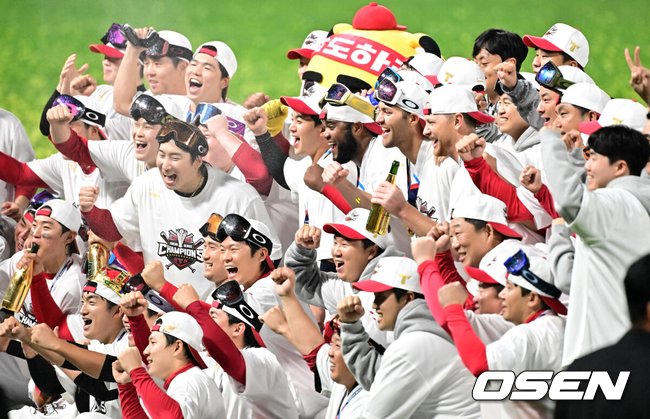 KIA가 2024 한국시리즈 우승을 차지하고 포효하고 있다./OSEN DB