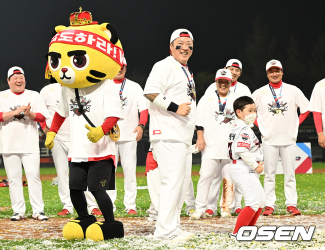 최형우가 2024 한국시리즈 우승을 이루고 춤을 추고 있다. /OSEN DB