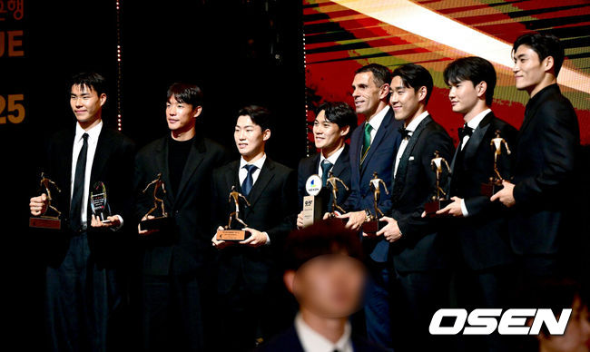 [OSEN=최규한 기자] 1일 오후 서울 홍은동 스위스 그랜드 호텔에서 ‘K리그 어워즈 2025’ 시상식이 열렸다.이날 시상식에는 최우수감독상, 최우수선수상(MVP), 영플레이어상, 베스트11 부문에 뽑힌 각 구단 수상자들과 후보들이 자리를 빛냈다.K리그1 시상식 트로피를 거머쥔 전북 거스 포옛 감독과 선수들이 포즈를 취하고 있다. 2025.12.01 / dreamer@osen.co.kr