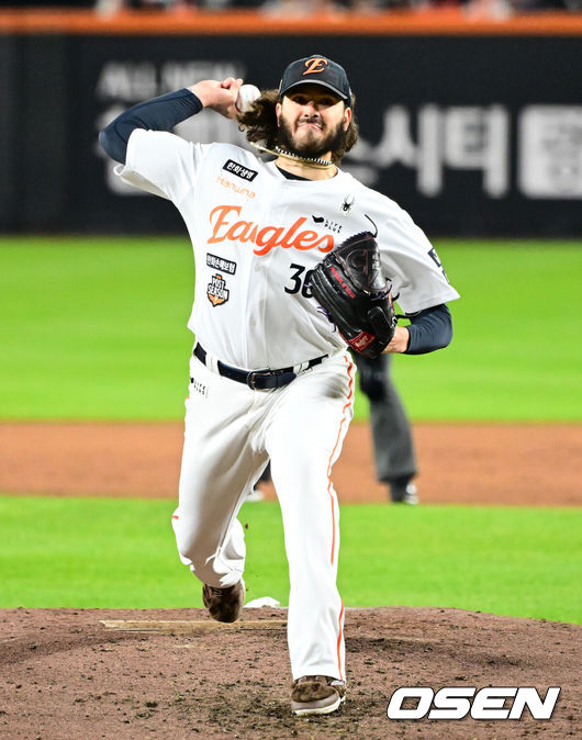 [OSEN=대전, 지형준 기자] 29일 대전시 중구 부사동 대전한화생명볼파크에서 2025 신한 SOL Bank KBO리그 포스트시즌 한국시리즈 3차전 한화 이글스와 LG 트윈스의 경기가 진행됐다.이날 경기에 한화는 폰세를, LG는 손주영을 선발투수로 내세웠다. 2회초 한화 폰세가 역투하고 있다. 2025.10.29 /jpnews@osen.co.kr