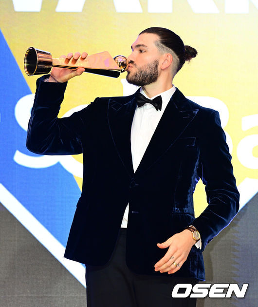 [OSEN=지형준 기자] 24일 오후 서울 잠실 롯데호텔 월드 크리스탈볼룸에서 ‘2025 신한 SOL뱅크 KBO 시상식’이 열렸다.예상대로였다. 한화 이글스 코디 폰세(31)가 2025시즌 MVP로 선정됐다.폰세는기자단 투표 124표 중 96표(76%)를 얻어 23표에 그친 르윈 디아즈(삼성)를 제치고 수상했다. SSG앤더슨, 삼성 후라도, NC 라일리, KT 안현민, 롯데 레이예스가 각각 1표식 얻었다. 폰세는부상으로 The Kia EV6 전기차를 부상으로 받았다.MVP 한화 폰세가 트로피에 키스를 하고 있다. 2025.11.24 /jpnews@osen.co.kr