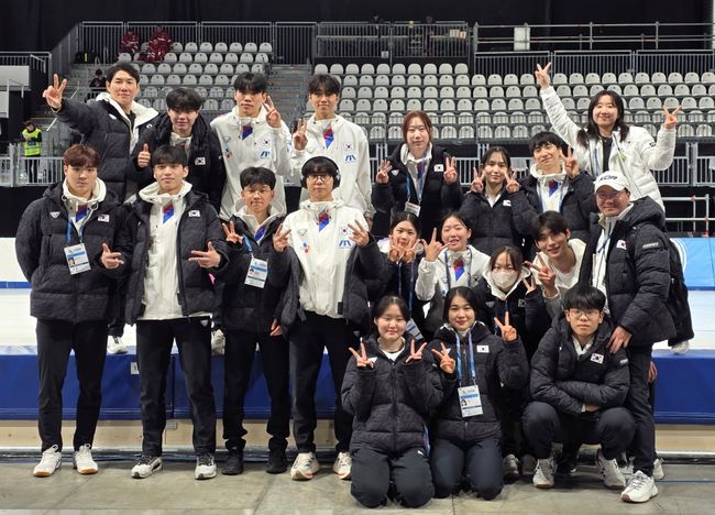 대한빙상경기연맹은 2025/26 ISU 스피드스케이팅 월드컵 주니어 1차 대회에서 한국 선수들이 금메달 2개와 은 3개, 동 3개를 획득하는 성과를 달성했다고 밝혔다. / 대한빙상경기연맹