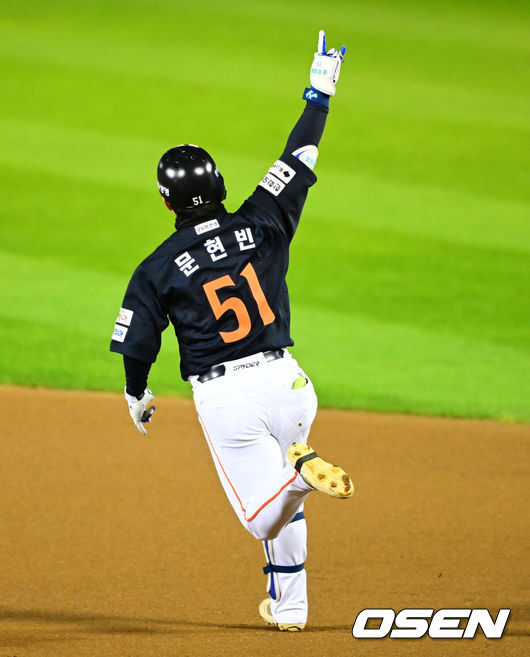 [OSEN=잠실, 지형준 기자] 27일 오후 서울 잠실야구장에서 2025 신한 SOL Bank KBO리그 포스트시즌 한국시리즈 2차전 LG 트윈스와 한화 이글스의 경기가 열렸다.LG는 임찬규, 한화는 류현진을 선발 투수로 내세웠다.1회초 1사 1루에서 한화 문현빈이 선제 우월 투런포를 날리며 기뻐하고 있다. 2025.10.27 /jpnews@osen.co.kr