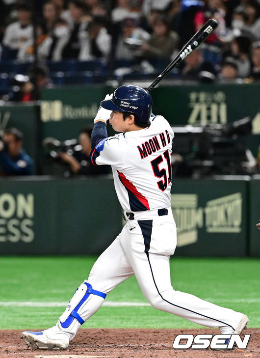 [OSEN=도쿄(일본), 조은정 기자] 16일 오후 일본 도쿄돔에서  ‘2025 NAVER K-BASEBALL SERIES’ 대한민국과 일본의 2차전 경기가 열렸다.한국은 정우주, 일본은 카네마루 유메토를 선발투수로 내세웠다.4회말 무사에서 대한민국 문현빈이 우전 안타를 치고 있다. 2025.11.16 /cej@osen.co.kr