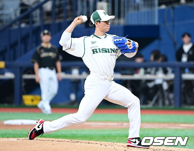 [OSEN=고척, 최규한 기자] 30일 오후 서울 고척스카이돔에서 '더 제너레이션 매치’가 열렸다. 이번 경기는 '세대를 잇는 한판 승부'를 콘셉트로 팀 베테랑에는 김현수, 양의지, 강민호, 임찬규, 박건우 등이 포진하며, 팀 라이징에는 원태인, 안현민, 이의리, 김영웅, 김택연 등이 출전한다. 1회말 선발투수로 나선 김혜성이 공을 던지고 있다. 2025.11.30 / dreamer@osen.co.kr