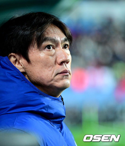 [OSEN=대전, 최규한 기자] 14일 오후 대전월드컵경기장에서 대한민국과 볼리비아의 축구 국가대표팀 평가전이 열렸다.홍명보호는 내년 6월 열리는 2026 국제축구협회(FIFA) 북중미월드컵을 앞두고 월드컵 남미 예선에서 7위를 거두며 플레이오프에 진출한볼리비아를 상대로 본선에서의 경쟁력을 시험할 기회를 갖는다.경기를 앞두고 한국 홍명보 감독이 피치를 주시하고 있다. 2025.11.14 / dreamer@osen.co.kr