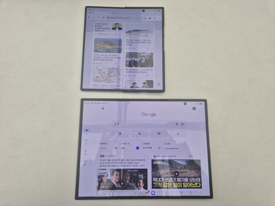 삼성전자가 2일 두 번 접는 스마트폰 '갤럭시 Z 트라이폴드(Galaxy Z TriFold)'를 공개했다. 위쪽은 한 번 접는 갤럭시 Z 폴드7, 아래쪽은 두 번 접는 갤럭시 Z 트라이폴드다. 이우림 기자