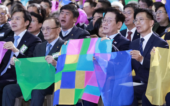 이재명 대통령이 2일 경기 고양시 킨텍스에서 열린 제22기 민주평화통일자문회의 출범회의에서 이해찬 수석부의장 등 참석자들과 '함께하는 다짐, 함께 부르는 평화' 대합창을 하고 있다.   오른쪽부터 방용승 사무처장, 이재명 대통령, 이해찬 수석부의장, 조국혁신당 조국 대표. 연합뉴스