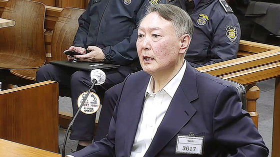 윤석열 전 대통령이 지난 11월 19일 한덕수 전 국무총리의 내란 중요임무 종사 등 혐의 공판에 증인으로 출석해 계엄 당시 상황을 증언하고 있다. 사진 서울중앙지법