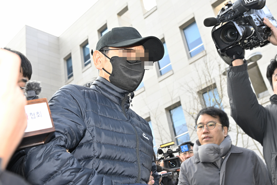 전남 신안군 해상에서 대형 여객선 퀸제누비아2호를 좌초시켜 승객을 다치게 한 혐의를 받는 선장이 2일 오전 광주지방법원 목포지원에서 열린 구속 전 피의자 심문(영장실질심사)을 받고 나오고 있다. 뉴시스