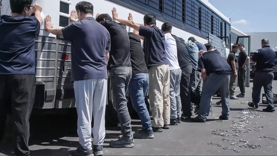 미국 이민세관단속국(ICE)과 국토안보수사국(HSI) 등 소속 요원들이 지난 9월 4일(현지시간) 현대자동차와 LG에너지솔루션이 조지아주 서베나에 공동으로 건설중인 배터리 공장에서 현장 직원들의 몸과 다리를 수갑과 쇠사슬로 묶고 있는 모습. 사진 ICE 동영상 캡처