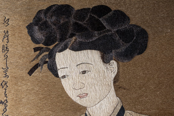손인숙 작가는 신윤복의 ‘미인도’ 실그림 중 머리 부분에 자수실 대신 실제 모발을 썼다. 권혁재 사진전문기자