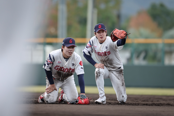 롯데의 일본 미야자키 마무리훈련에서 함께 구슬땀을 흘린 고승민(왼쪽)과 나승엽. 사진 롯데 자이언츠
