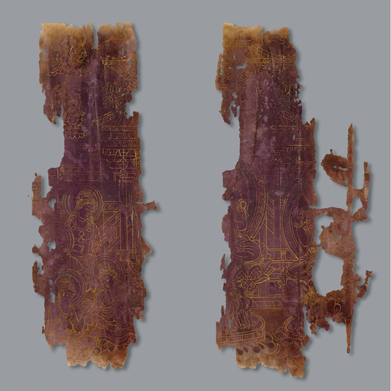 보라색 닥종이 표지에 변상도가 그려져 있다. 1989년 보존처리 과정에서 축1의 표지임이 밝혀졌다. 사경은 불법을 널리 알리기 위해 경전을 베껴 쓰는 일인데, 이 일 자체가 공덕을 쌓는 걸로 인식돼 고급스러운 색지에 금이나 은으로 그림을 그려 화려하게 장식하기도 했다. 사진 리움미술관