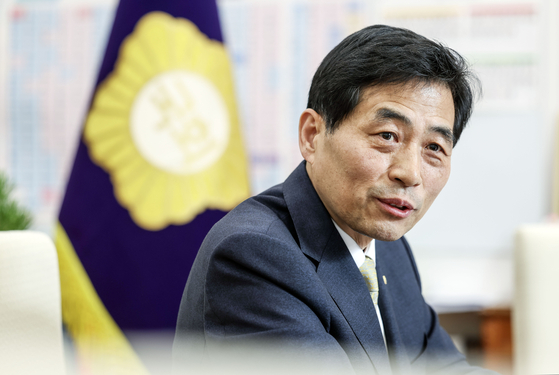 김민기 국회 사무총장은 "2006년 정치를 시작한 뒤 작심하고 인터뷰한 적이 없다"고 했다. 하지만 지난 1년간 분초까지 기록하며 계엄을 복기했고, 역사를 남겨야 한다는 마음으로 그 날의 일을 털어놓았다. 김성룡 기자. 