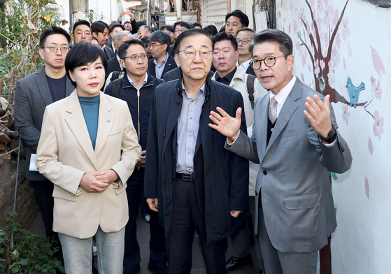 정원오 성동구청장(오른쪽)이 지난 10월 28일 서울 성동구 성수1구역 주택재건축정비사업 현장을 방문한 김윤덕 국토교통부 장관에서 정비사업구역에 대한 설명을 듣고 있다. 왼쪽은 전현희 더불어민주당 의원. 연합뉴스